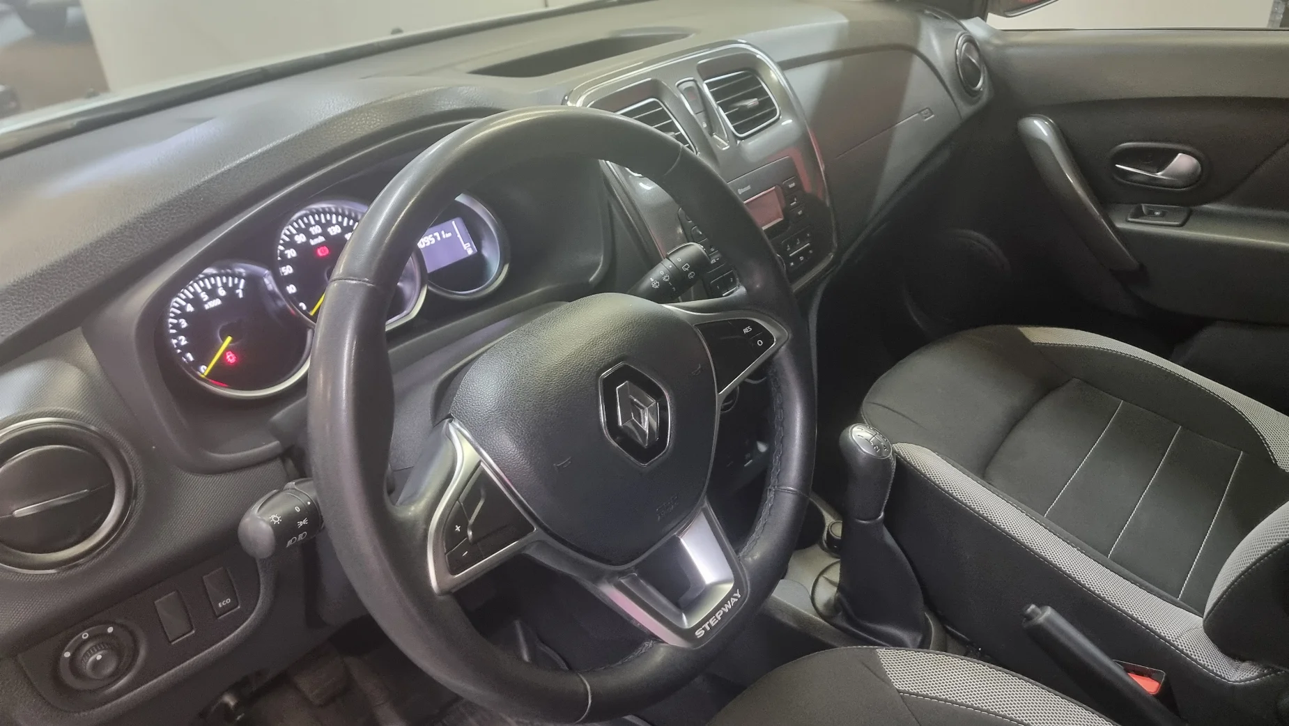 Renault Sandero photo